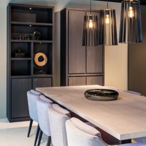 opbergkast van bks meubelen in het zwart extra hoog met witte eettafel en eetkamerstoelen